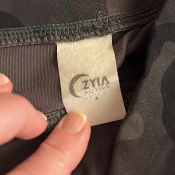 Zyia cropped camo leggings size 4 - Picture 2 of 2